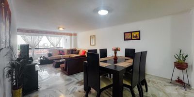 Descubre este apartamento de 98,23 m² ubicado en el exclusivo barrio Nueva Tequendama, justo detrás de la clínica oftalmológica, una zona reconocida por su tranquilidad y excelente acceso a servicios. Ubicado en el octavo piso, disfrutarás de una hermosa vista a la ciudad y de un ambiente fresco durante todo el día, pues no recibe el sol de la tarde.

El apartamento ofrece una sala-comedor amplia, tres habitaciones con clósets, dos baños completos (uno en la alcoba principal) y un cuarto de servicio con baño, ideal como tercer baño funcional. Sus espacios generosos lo convierten en una propiedad perfecta para remodelar y adaptar a tu estilo.

Incluye parqueadero propio cubierto y se encuentra en un edificio con ubicación privilegiada, cerca de centros médicos, centros comerciales y vías principales. El conjunto ofrece piscina y zona húmeda, ideales para relajarse sin salir de casa.

Un hogar pensado para quienes valoran la tranquilidad, la comodidad y la buena ubicación. Perfecto para