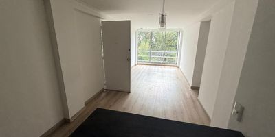 Apartamento Medellin Apartamento Loma de los Bernal, en unidad, estrato 5, cómodo acogedor, cuenta con 3 habitaciones, sala comedor, cocina integral con anaqueles superiores e inferiores, estufa, extractor y horno, 2 baños cabinados, zona de ropas, red de gas, calentador, piso en vinilo, 1 parqueadero cubierto y cuarto útil, la unidad cuenta con: portería 24 horas, parqueadero de visitantes, salón social, piscina, gimnasio, parque infantil, zonas verdes, buen transporte público, cerca del centro comercial Arkadia, la Av. 80, la 76. Admón. Incluida
NOTA: PISO 3 SIN ASCENSOR