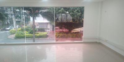 Oficina independiente en arriendo cerca a vias principales, restaurantes, supermercados, rutas de transporte publico y servicios complementarios. Piso en baldosa, 1 espacio, baño privado, cocineta, aire acondicionado central, y vitrina con buena vista,inmuebles sujetos a verificacion de disponibilidad
