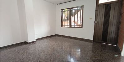 CÓDIGO ARR: 2381

Sala, comedor, 3 alcobas, 2 closets, cocina integral, alacenas, red de gas, lavadero, zona ropas, balcón, piso clase cerámica, obra blanca, 1 baño, 1 lavamanos, calentador a gas.

Área 95 mts aprx

Estrato 3

Puntos de referencia: Amazonia Portería 1 / Inspección Sexta Policía / Bigotes Pizzería
