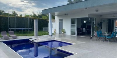 En Venta Casa Campestre San Jose de Las Villas

Esta casa ofrece las comodidades de una casa de ciudad en un entorno campestre. Su ubicación estratégica, en un condominio rodeado por naturaleza, en la zona urbana de la ciudad. La convierten en una excelente opción para vivir tranquilamente. Diseño contemporáneo en un solo nivel, con un lote plano, piscina, Terrazas.