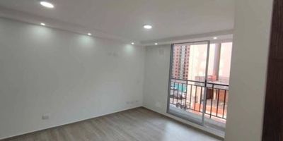 ¡Acogedor apartamento en arriendo en Fontibón Centro! Ubicado en un piso 4 con ascensor, este inmueble ofrece 2 habitaciones, 1 baño, sala-comedor y cocina semiintegral con gas natural. Vive en conjunto cerrado con parqueadero comunal, gimnasio, parque infantil y salón comunal. Excelente ubicación cerca de parques, colegios, hospitales y vías principales. ¡Todo lo que necesitas en un solo lugar!
