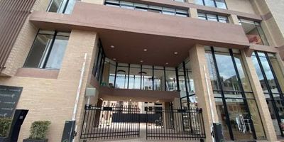 Apartamento en arriendo ubicado en Cajicá, en el primer piso del conjunto residencial, estrato 3, con un área de 66 m². El inmueble está para estrenar y cuenta con sala-comedor, dos habitaciones, la principal con walking closet y baño privado, y la segunda con clóset; además, dispone de baño social, cocina integral con estufa y calentador a gas, zona de ropas, y pisos en laminado y cerámica. Incluye un parqueadero propio descubierto. El conjunto ofrece completas zonas comunes como gimnasio, terraza, sala coworking, salón de juegos, golfito, cancha de tenis, cancha de squash, microfútbol, salón de yoga, café, teatro, senderos naturales, parqueaderos de visitantes y zona de niños, además de ascensor, vigilancia y vista panorámica, está ubicado en un sector privilegiado, cerca de Homecenter, Fontanar, Centro Chía, la Universidad de La Sabana, y con excelentes vías de acceso, para más información, comuníquese con el ejecutivo comercial daniel torres al 3150773642 o al correo daniel.torres@inmobiliariasaliadas.com