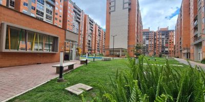 Hermoso apartamento para estrenar, ubicado en Mosquera cundinamarca,  en la ciudadela Novaterra , conjunto cerezo, cerca a via la mesa y de autopista bogota mosquera. En segundo piso con ascensor, consta de 3 alcobas con closets, sala comedor, cocina integral equipada con estufa y extractor, 2 baños , zona de lavanderia , calentador a gas , excelentes acabados, incluye cortineria. Cuenta con parqueadero privado cubierto. 

El conjunto cuenta con  amplias zonas verdes, corredores, zona de co-working, cafeteria, piscina, salones de eventos, salas de juegos, gimnasio, entre otros. 

Valor canon de arrendamiento $ 1400.000 incluye administración

Mayores informes 314 468 95 04 - 601 3085732 
