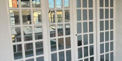 Arriendo apartamento en el barrio La Libertad ubicado en un segundo piso. El inmueble cuenta con sala comedor cocina integral zona de oficios dos banos y tres habitaciones. Valor de arrendamiento un millon trescientos mil pesos negociables.