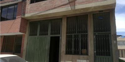 Amplia Bodega en barrio el refugio de la localidad de fontibon, a una cuadra de la av esperanza y a una cuadra de av comercial del refugio, área de 72 m2 (6 x 12 ) altura piso a techo de 4 metros, un espacio abierto con cocineta y un baño.

Ideal para almacenamiento.

no se permiten empresas de reciclaje.

Valor canon de arrendamiento $ 1.600.000 

Facil de mostrar , sujeto a estudio de arrendamiento por aseguradora 

Mayores informes 314 468 9504 tel 601 308 57 32.
