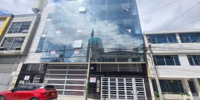 En arriendo amplias oficinas para estrenar, ubicada al occidente de Bogotá D.C, muy cerca de Aeropuerto el dorado, a una cuadra de av. cra 100 y cerca a av. calle 26, en quinto piso con ascensor, de doble altura, balcón con vista panorámica con área de 170m2, compuesta de un espacio abierto y dos baños, pisos en ceramica, en general excelentes acabados.

Valor canon de arrendamiento $ 4.250.000 + IVA

Mayores informes 314 468 95 04 - 308 57 32 
