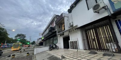 Gespron alquila acogedor Apartamento en el norte de Cali, en primer  piso, barrio prados del norte, con servicios incluidos( acueducto, energía y gas) consta de una sala amplia e iluminada, baño  social, cocina tradicional, con muebles en madera en parte superior e inferior, aireada, con excelente iluminación natural, tiene dos habitaciones, habitación principal con dos  clóset en madera, y baño completo con división en acrílico, la otra  habitación cuenta con vestier, zona de rropas e instalacion para lavadoras, Cerca al parque de la flora, a cinco minutos de Centro comercial Chipichape, Éxito de la flora, y clínica de sura principal Que esperas llámanos ya!!! 6028852929.