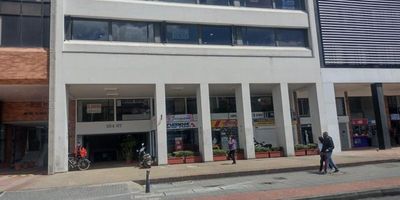 Oportunudad de Inversion Oficina 25mts, deposito y baño, frente a Unicentro CC, transporte, tranquilidad, seguridad, piso en ceramica, iluminacion let, Pregunte