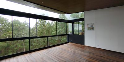 Apartamento en arriendo  Retiro
Apartamento ubicado en la zona de El Retiro, en unidad residencial  El apartamento se encuentra en el piso (3). En el podras disfrutar espacios comodos, amplios y luminosos. Cuenta con 2 habitaciones, 3 bano, 2 vestier, sala-comedor, cocina integral, 1 balcon con excelente vista, 2 parqueaderos, 2 cuarto util y zona de ropas.
El edificio ofrece excelentes zonas comunes para el disfrute de toda la familia, juegos infantiles, zonas verdes y porteria con vigilancia 24 horas.
Cuenta con una excelente ubicacion de facil acceso a (transporte publico, colegio,  centro comercial, parroquia, hospital, supermercado, gimnasio, restaurante, entidad bancaria, facil acceso a vias principales), permitiendote estar cerca de todo lo que necesitas.