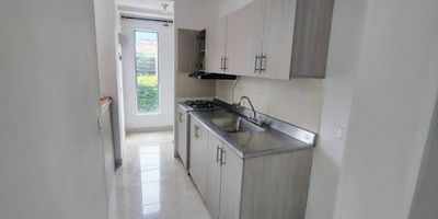 Se vende apartamento en la Urbanización Villas del Telar. Cuenta con cocina integral nueva con red de gas, lavadero independiente y puerta principal de seguridad. Son solo 2 apartamentos por piso, lo que brinda mayor exclusividad.

El apartamento ofrece excelente ventilación e iluminación natural, además de una sala-comedor amplia. Su ubicación estratégica en pleno centro permite acceder caminando a servicios de vivienda, comercio, trabajo y actividades culturales. También está cerca del tranvía, que conecta con el área metropolitana y el oriente, así como de supermercados con precios económicos, lo que hace el sector aún más atractivo.