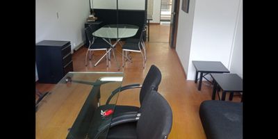 ¡La oficina que necesitas para crecer está disponible en el Parque 93! ? Tenemos un espacio de 43 M2 en un cuarto piso, ideal para establecer tu negocio en una zona estratégica de Bogotá. Es un área amplia y funcional que te brinda la privacidad y tranquilidad que requieres para tus reuniones importantes. Incluye 1 baño y 1 garaje propio. Queremos acompañarte a materializar tu éxito: ¿Te gustaría que gestionemos una visita para que la conozcas? ¡Estoy atento a tu respuesta! ?COD.940-1558
