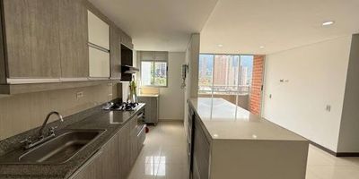 Apartamento para arriendo en sabaneta cuenta con un área de 78 m, 3 habitaciones con closet, 2 baños, cocina integral, red de gas, sala comedor, zona de ropas, closet de linos, parqueadero doble, cuarto util. piso 19

Unidad residencial con portería 24hras, ascensor, piscina, gym, juegos infantiles, turco, sauna, salón social.

$3.200.000