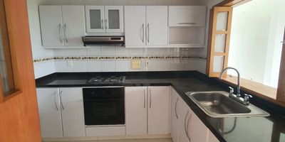 Se arrienda hermoso apartamento sector la floresta  edificio Monserrat piso 11  cuenta con una hermosa vista, sus espacios están conformados de, 3 habitaciones, 2 baños , zona de ropas, sala comedor, espacio múltiple, cocina integral, balcón vista panorámica, piscina, Salón social, parqueadero para carro privado    