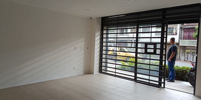 Local en Arriendo  Boston
Impulsa tu negocio en una ubicacion estrategica, con gran visibilidad y excelente proyeccion comercial. Este local cuenta con 1 salon, 1 bano, piso en ceramica y puerta tipo vidriera, caracteristicas que lo hacen funcional y adaptable a diferentes tipos de actividad economica. Se encuentra en una zona de alto flujo vehicular y peatonal, con facil acceso a vias principales y rodeado de puntos de referencia como la Calle Caracas y el Parque de Boston.
Un espacio versatil y dinamico, ideal para emprendedores y empresas que buscan crecer en un entorno de alta circulacion y excelente conectividad.
La oportunidad perfecta para establecer o expandir tu marca en Medellin!


