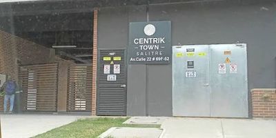 Descubre la elegancia y comodidad en este apartaestudio en arriendo ubicado en una zona residencial de alta demanda. Con 1 habitación, 1 baño y una cocina en L equipada con gas natural, este espacio de 25 metros cuadrados ofrece un ambiente acogedor con iluminación natural y piso laminado. Disfruta de la vista interior desde la sala-comedor, mientras cuentas con ascensor y vigilancia privada 24/7 en un conjunto cerrado. Su ubicación estratégica cerca de colegios, supermercados y transporte público lo convierte en la elección ideal para quienes valoran la conveniencia y la seguridad. ¡Haz de este lugar tu nuevo hogar!