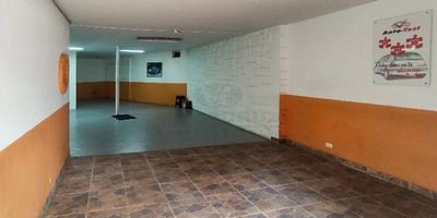 EXCELENTE  LOCAL EN EL SECTOR DE LAURELES BRINDA 120 METROS CUADRADOS DE ÁREA APROXIMADAMENTE, PISO EN CERÁMICA Y UN BAÑO, SUMADO A LO ANTERIOR EL LOCAL SE UBICA SOBRE LA AVENIDA NUTIBARA TENIENDO ASÍ MUY BUEN FLUJO DE PERSONAS.