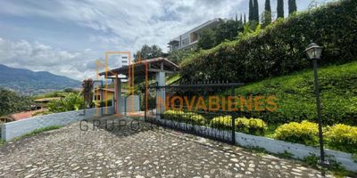 Descubre esta espectacular Casa campestre ubicada en una de las mejores veredas de sabaneta a 5 min del parque principal, cuenta con árboles frutales, acueducto veredal y agua propia,  Además esta cuenta con 4 habitaciones, 4 baños, 4 espacios de parqueadero, cocina abierta remodelada y espacios en zona verde donde podrás disfrutar con tu familia y amigos. La parcelación cuenta con un total de 13 casas y su ingreso es con puerta eléctrica. conoce más y contáctanos ahora mismo.