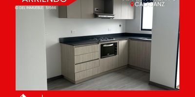 Apartamento de 70 m² ubicado en el sector de Calazans. Cuenta con dos alcobas, estudio, cocina integral con red de gas y parqueadero cubierto. Disfruta de una hermosa vista hacia la ciudad de Medellín y de una unidad residencial completa, con portería y vigilancia las 24 horas, además de excelentes rutas de transporte y una ubicación estratégica.