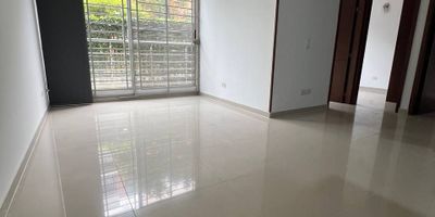 Apartamento PRIMER PISO, ubicado en el Conjunto Residencial Bosque Real, Cl. 50 #99A-66 con 55M2 aproximados. Fresco. Consta de Sala comedor, Cocina Integral, 3 habitaciones con closet, ppal con baño, Baño social, Zona de oficios con patio, Parqueadero. La Unidad cuenta con piscinas, juegos infantiles, zonas verdes muy agradables. Valor de canon $1.200.000 incluida administración.