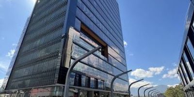 Descubre esta exclusiva oficina en arriendo, ubicada en una de las zonas más prestigiosas de la ciudad. Con una impresionante extensión de 1938 metros cuadrados, este espacio ofrece un ambiente elegante y sofisticado para tu negocio. Sus amplias y luminosas áreas te brindarán el confort y la funcionalidad que necesitas. podrás disfrutar de una ubicación privilegiada y de todas las comodidades que este lugar tiene para ofrecerte. No pierdas la oportunidad de hacer de esta oficina el nuevo hogar de tu empresa. ¡Contáctanos para más información!