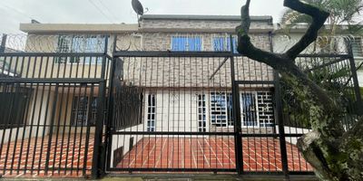 Gespron alquila espectacular, Casa, en el norte de Cali, barrio Vipasa, de dos niveles, con dos parqueaderos, uno cubierto, cuenta con sala, comedor, amplia, aireada, sala auxiliar y zona TV, cocina integral, tipo americano, con muebles en madera en parte superior e inferior, baño social, con  patio grande y zona de ropas e  instalación para lavadora, el segundo nivel  con baño social, con división en vidrio, amplio e iluminado, tiene cuatro habitaciones amplias e iluminadas, con clóset en madera de piso a techo, la principal con baño y división en vidrio, cerca del Comfandi la merced, merca mío plaza norte, D1, cerca del Exito de la flora, facil acceso a transporte publico y comodas vias de ingreso por la Av tercera y cuarta norte. Que esperas llamanos ya