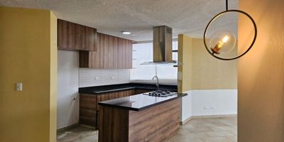 Apartamento en Arriendo El Faro Rionegro
Apartamento con hermosos acabados de 80 mt2 sector Clinica Somer, tercer piso sin ascensor. Cuenta con tres habitaciones cada una con closet, tres baños completos, uno de ellos en la habitación principal, sala-comedor, cocina integral, patio, parqueadero.
Unidad con portería diurna, con fácil acceso a transporte público, clínica Somer, City Medica, Supermercados, entre otros
