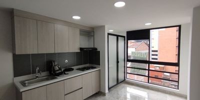 Este apartamento para estrenar tiene 40 metros cuadrados está ubicado en el sector Holanda, Sabaneta (Ant), a 3 cuadras del parque principal, en una zona altamente atractiva por su cercanía a comercios, estación del metro, rutas de transporte, supermercados e iglesia. Una ubicación ideal para quienes buscan comodidad y fácil acceso a todo.
El inmueble ofrece dos alcobas, un baño, dos clósets, sala-comedor, cocina integral y zona de ropas, distribuidos en espacios funcionales y modernos
El edificio cuenta con ascensor, citófono digital, cámaras de seguridad y permiso para rentas cortas, convirtiéndose en una excelente opción para vivir o invertir.
¡No dejes pasar esta oportunidad única! Contáctanos al 3012021300 para programar una visita y descubre más sobre esta increíble propiedad!