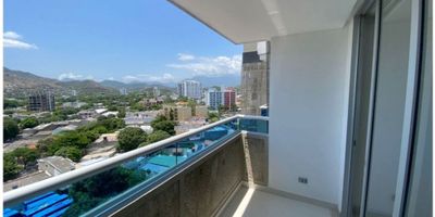 CÓDIGO 9658FR535. Apartamento en un décimo piso con excelente vista al puerto. Cuenta con tres habitaciones, tres baños, cocina integral con barra americana, sala-comedor, sala de estar, área de trabajos, balcón con vista panorámica, zona de lavandería, aire acondicionado y un parqueadero asignado. SI ESTA PROPIEDAD ES DE SU INTERÉS, CONTÁCTENOS Y AGENDAMOS UNA CITA.
