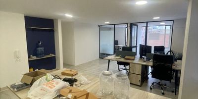 En el corazón de la ciudad, se encuentra esta elegante oficina de 100 metros cuadrados con piso laminado y una vista exterior que inspira creatividad y productividad. Con dos baños y una cocineta para mayor comodidad, cuenta con dos parqueaderos, uno de ellos cubierto. El edificio ofrece ascensor, salas de reuniones comunales y vigilancia privada las 24 horas. Además, su ubicación estratégica cerca de transporte público y zonas comerciales la convierten en el lugar ideal para tu negocio. ¡No pierdas la oportunidad de hacer de este espacio tu nueva sede empresarial!