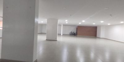 Espectacular apartamento ubicado en piso 14, Cerca a Centro Comercial Hayuelos y Centro comercial Multiplaza, parques, clínicas; Consta de sala comedor con balcón, cocina abierta tipo americano, zona de ropas, baño social y de habitaciones, tres Alcobas, una principal con baño. Excelente iluminación natural. El edificio cuenta con parqueaderos de visitantes, salón comunal, sauna, piscina, salón de juegos, Turko y terraza bbq.