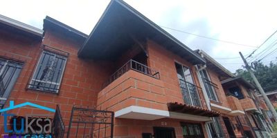 ¡Conoce el inmueble!Tenemos espacios de lunes a viernes (9:00-11:30 / 14:00-17:30) y sábados (9:00-12:30).
Apartamento ubicado en el sector de Bariloche en Itagüí. Amplio, iluminado y con buenos acabados. Cercano a buenas rutas de transporte. Zona segura. 
¿Tienes alguna inquietud? Comunícate al 314 278 3821.