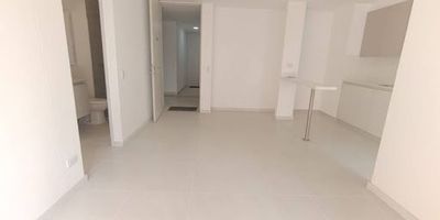 Cuenta con sala comedor, cocina integral, dos baños cabinados , tres alcobas , dos closet , vestier s , balcón , zona de ropas , red de gas , calentador a gas , parqueadero cubierto y cuarto útil.

La unidad cuenta con: Portería las 24 horas, ascensor, shut de basuras , salón social , baño turco , gimnasio , juegos infantiles , piscina .

