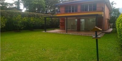 Casa en renta con un lote de 876 m² y 400 m² construidos, ubicada en el sector Suramérica Estrella . Cuenta con 3 habitaciones, más habitación del servicio, amplias zonas sociales, cocina, zona de ropas y manga en la parte de atrás. Tiene 1 parqueadero cubierto y espacio descubierto para 2 carros. Estrato 4.

La unidad residencial es completa, con piscina, cancha, parques infantiles y zonas comunes (no cuenta con gimnasio).

Canon de renta: $8.000.000.

Ideal para quienes buscan amplitud, tranquilidad y vivir en una zona de alta valorización en Suramérica.
