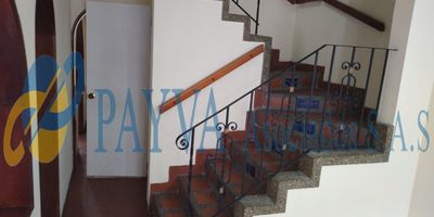 Casa unifamiliar para arriendo de 5 alcobas y garaje ubicada en Belén Las Violetas, unidad cerrada con portería las 24 horas.