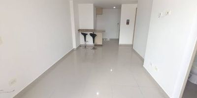 Cuenta con sala comedor, cocina integral, dos baños cabinados , dos alcobas , dos closet , balcón , zona de ropas , red de gas , calentador a gas , parqueadero cubierto y cuarto útil.

La unidad cuenta con: Portería las 24 horas, ascensor, shut de basuras , salón social , baño turco , gimnasio , piscina .

