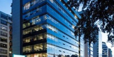 Ubicado en el reconocido corredor empresarial de la Calle 100, el Edificio Universa/Yacaré ofrece oficinas modernas con excelente conectividad a través de la Carrera 7, Carrera 9 y vías principales. A solo minutos del SITP, TransMilenio y el Aeropuerto El Dorado, es ideal para empresas que buscan ubicación estratégica y entorno corporativo consolidado. Las oficinas se entregan en obra gris, adecuadas o completamente amobladas, con espacios de 750 m2, batería de baños, excelente iluminación y 10 parqueaderos por piso. El edificio cuenta con planta eléctrica de suplencia total, ascensores Mitsubishi, seguridad 24/7, red contra incendios y está rodeado de restaurantes, bancos, hoteles y servicios clave. Inquilinos como Roche, CIFIN y Mediabrands ya hacen parte del edificio.
