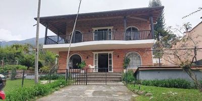 Hermosa casa ubicada en el sector Morron, en La Estrella.
Esta propiedad ofrece amplios y cómodos espacios, perfectos para ti y tu familia. Se encuentra cerca del Colegio Isolda Echavarría, lo que la hace ideal para quienes buscan practicidad y buena ubicación.
Además, su entorno tranquilo y residencial brinda una sensación de paz que se disfruta en cada rincón.
¡Un lugar perfecto para vivir con comodidad y armonía!