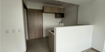 ?Arriendo apartamento Unidad Colinas de Alcaravanes ?

✅ Características:


 Alcoba principal con baño y vestier.
 2 alcobas auxiliares con closet.
 Baño social.
 Cocina integral.
 Zona de ropas.
 Sala comedor.
 Balcón.
 Parqueadero cubierto.



 
 Área: 59.29 
 
 
 Piso: 8
 
 
 Estado: Nuevo
 
 
 Parqueadero: Si 
 


? Entorno:

¡Tu nuevo hogar te espera en Colinas de Alcaravanes! Este apartamento recién construido ofrece una ubicación privilegiada a solo 10 minutos del parque principal de Marinilla y a 5 minutos de la autopista Medellín-Bogotá. Con rutas de transporte cercanas a veredas y municipios aledaños, disfrutarás de una conectividad inigualable.

?️ Descripción de la unidad o barrio


 
 Comodidades: Ascensores
 
 
 Recreación: Lobby de acceso, cancha multiple, salón social con terraza , juegos infantiles, zona de mascotas, zona BBQ  panoramica, mirador panoramico, turco, jacuzzi y gimnasio dotado 
 
 
 Seguridad: Portería 24 horas
 


Esta unidad residencial ofrece un estilo de vida completo, con todas las comodidades que puedas desear. ¡No pierdas la oportunidad de vivir en este hermoso lugar!

? ¡Disfruta de una vida confortable y segura en este conjunto residencial! ?

 
