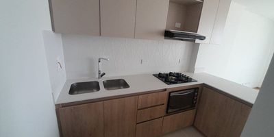 Apartamento en arriendo en El Embrujo, Envigado, con un área de 60 m² ubicado en un sector residencial tranquilo y estratégico. Ofrece excelente iluminación natural y una distribución pensada para aprovechar cada espacio con comodidad y estilo.
Cuenta con 2 alcobas, 1 clóset en madera, 1 vestier, 2 baños, sala-comedor, cocina integral con extractor, horno y mesón en mármol, red de gas y calentador, balcón, zona de ropas, parqueadero y cuarto útil.
Ideal para quienes buscan un hogar cómodo, bien ubicado y con un ambiente perfecto para vivir con tranquilidad.¿Quieres conocerlo? Agendar tu visita es súper fácil:3112001189