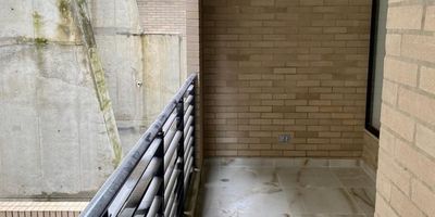 Apartamento  en tercer piso,  moderno ,consta de sala, comedor ,cocina integral,2 cuartos, cuarto principal con Vestier,  baño y salida al balcón, segundo cuarto con closet , baño social con ducha, zona de oficios , calentador y parqueadero  #12