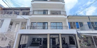 CASA EN VENTA ORIENTE DE CALI BARRIO SIETE DE AGOSTO, 440 M2 construidos, Cuatro pisos distribuidos asi; Primer piso con excelentes acabados: Antejardín ( garaje), sala comedor, cocina integral, patio cubierto sirve como comedor opcional, baño social, tres habitaciones y la principal con baño privado, patio con zona de oficios. Segundo piso: Dos habitaciones, sala comedor, balcón, cocina, baño social, zona de oficios. Tercer piso: sala comedor, balcón, cocina, baño social, dos habitaciones, zona de oficios. Cuarto nivel: sala comedor, balcón, dos habitaciones, cocina, baño social y zona de oficios. Completamente terminada, entre la Calle 70 y la Av. Ciudad de Cali, cerca de la CRA 15. Transporte público cercano.
