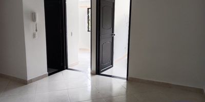 Apartamento de 55 m2 en cuarto piso, 2 alcobas, baño, 2 clósets, cocina integral, red de gas, zona de ropas y piso en cerámica. Sector residencial transporte público y supermercados cercanos.Si deseas más información puedes escribir al WhatsApp 301 2157060