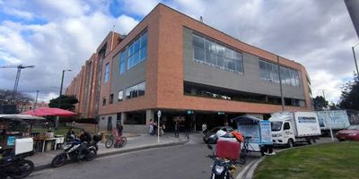 Apartamento en arriendo ubicado en el barrio Hayuelos, estrato 3, con un área de 45 m². El inmueble cuenta con sala-comedor, dos alcobas con clósets y cortinas tipo black out, un baño, cocina integral con estufa a gas, calentador a gas, zona de ropas y pisos en cerámica. El conjunto ofrece parqueadero comunal, ascensor, gimnasio, zona de niños, y parqueadero para visitantes. Ubicado en un sector residencial cercano a la zona empresarial, centros comerciales y con excelentes vías de acceso como la Avenida Ciudad de Cali y la Avenida Calle 13. Para más información, comuníquese con el ejecutivo comercial Jhonnatan Delgado al 316 424 0560 o al correo javier.delgado@inmobiliariasaliadas.com
.