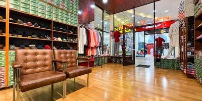 Se arrienda excelente local de 38.3 m2 enUnicentro, uno de los centros comerciales más importantes y visitados de Bogotá. Ubicado en la primera planta en un corredor de alto tránsito, cuenta con una excelente vitrina y mobiliario de exposición  Perfecto para marcas que buscan visibilidad, flujo constante de clientes y una ubicación consolidada en el norte de la ciudad. precio no incluye IVA 