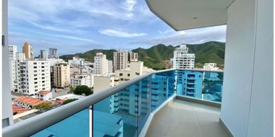 CÓDIGO 9658FR668. Apartamento amoblado ubicado en un décimo piso en el sector del Rodadero. Cuenta con una habitación, dos baños, cocina integral equipada con barra americana, sala-comedor, balcón, aire acondicionado y un parqueadero. El edificio ofrece piscina, ascensor, gimnasio, salón social, planta eléctrica y vigilancia, además de estar a pocos pasos de la playa. SI ESTA PROPIEDAD ES DE SU INTERÉS, CONTÁCTENOS Y AGENDAMOS UNA CITA.
