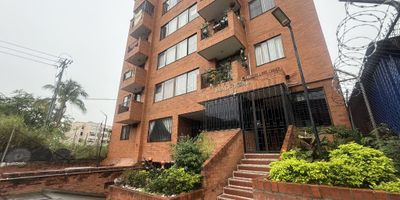 Se alquila apartamento en el sur de Cali, Barrio Capri, CUARTO piso, sin ascensor, EDIFICIO MADRIGAL, consta de sala comedor amplia y aireada, tres habitaciones con  closet  de madera de piso a techo, habitación principal con baño privado completo, Baño social, cocina integral con muebles en la parte superior e inferior, sala de star, vista exterior, parqueadero propio cubierto, y para visitantes, cerca de el supermercados como el Cañaveral, Centros comerciales,   paradas de autobuses y bombas de gasolina qué esperas llámanos ya al 8852929