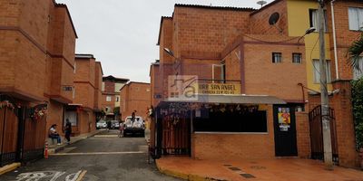 cod 6051 se arrienda casa en floridablanca, 3 alcobas con closet, alcoba principal doble con baño, sala comedor, cocina integral, 2 baños auxiliares, instalacion lavadora, zona ropas, patio, techos en pvc, drywall y placa, piso en ceramica, citofono, salon social, zonas verdes, piscinas, zona juegos, vigilancia, parqueadero comunal, valor admon ($242.500) a la fecha, pendiente definir con la administracion del conjunto.