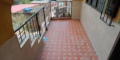 Se vende apartamento peatonal en el estrato 1 de Floridablanca, Santander. Este inmueble cuenta con ante-jardín, 3 habitaciones, baño completo, cocina, zona de ropas, sala-comedor. Con una superficie de 60m² construidos en 1995, esta propiedad ofrece comodidad y funcionalidad. Ubicado en una zona tranquila y de fácil acceso, es ideal para quienes buscan un hogar acogedor en una ubicación privilegiada. No pierdas la oportunidad de adquirir este inmueble y disfrutar de todas sus comodidades. ¡Contáctanos para más información!