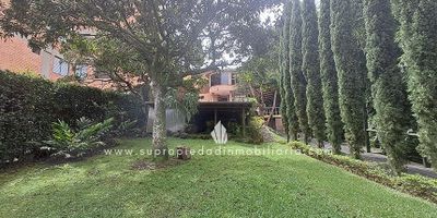 Casa campestre en arriendo, Las Antillas, Envigado.
Espectacular casa campestre de 375 m² construidos en lote propio de 895 m², perfecta para familias que buscan espacio y tranquilidad con fácil acceso a la ciudad.
Distribución en dos niveles: 5 amplias habitaciones (principal con Vestier y baño privado, las demás con closet), 5 baños completos, estudio, sala-comedor luminosa, cocina integral moderna con red de gas natural, zona de ropas independiente, terraza, balcón, patio y piso en cerámica de alta calidad.
Incluye 6 parqueaderos. Ubicación privilegiada en sector residencial campestre, cerca del Estadio El Dorado de Envigado y con acceso rápido por Av. El Poblado.
¡Vive rodeado de verde, con todo el confort y a solo minutos del área urbana!
¡Agenda tu visita hoy mismo!
SE ENTREGA SIN AMOBLAR